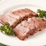 シンプルながらも味は絶品の『自家製香港風釜焼き豚』はおすすめの逸品！