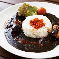 ゴジラの足跡を見立てたスパイシーなカレー！