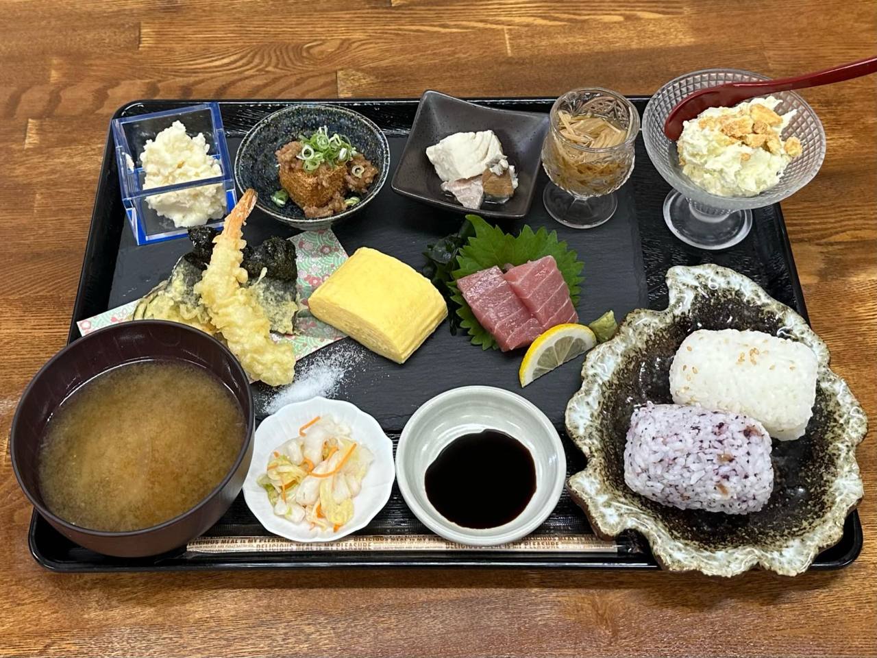 ☆おばんざいセット☆
天麩羅、お刺身にお惣菜五種の贅沢ランチ