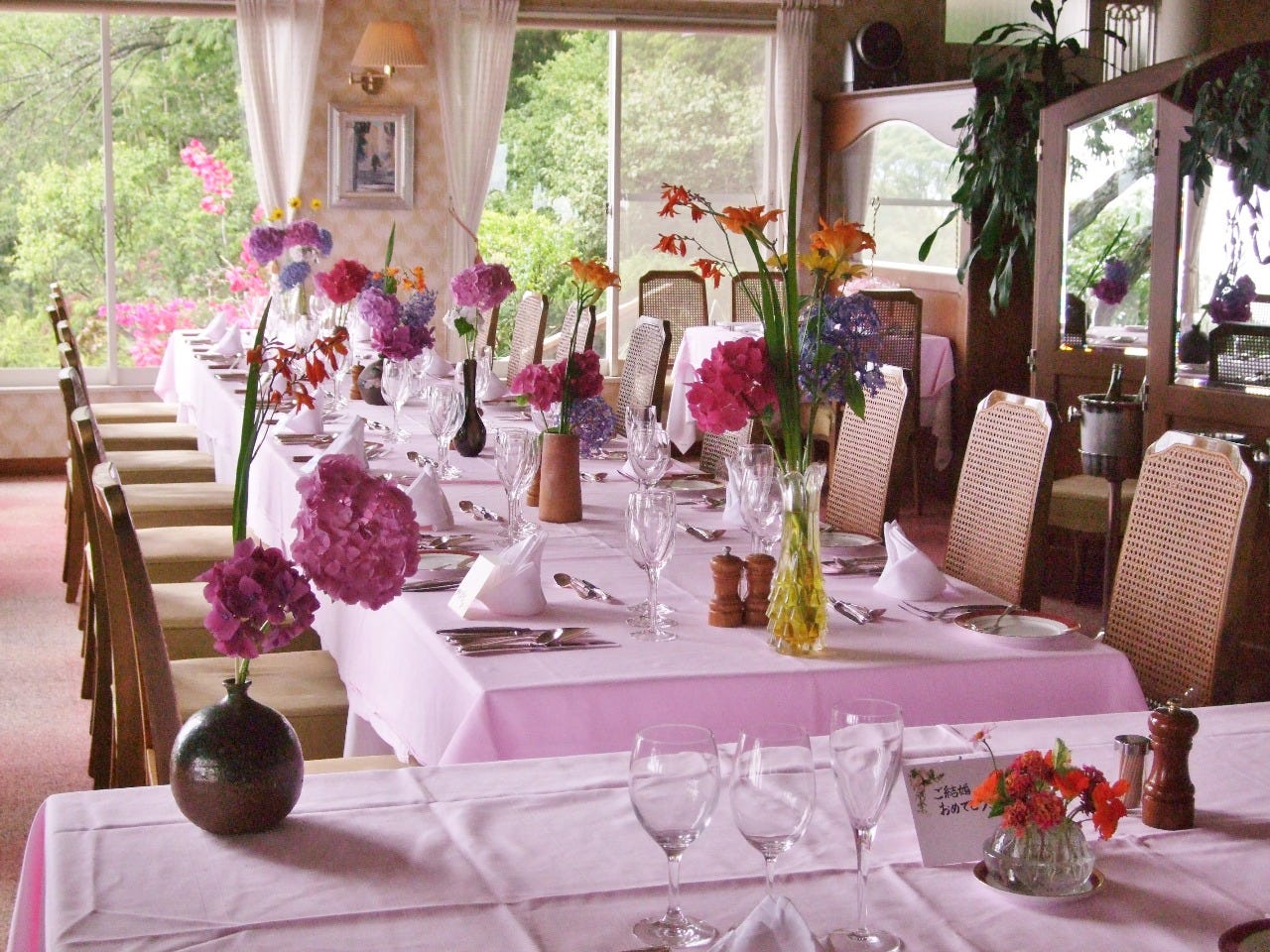 ご結婚のお祝いお食事会のテーブル