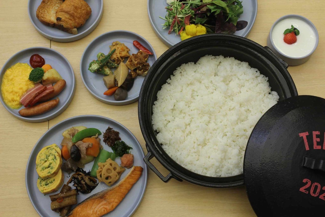 ご飯やお惣菜が並べんられた朝食ブッフェの様子