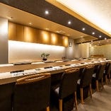 店主の珠玉の握りに舌鼓本場の江戸前鮨酒肴の数々を心地良い空間でご提供します。個室も完備。