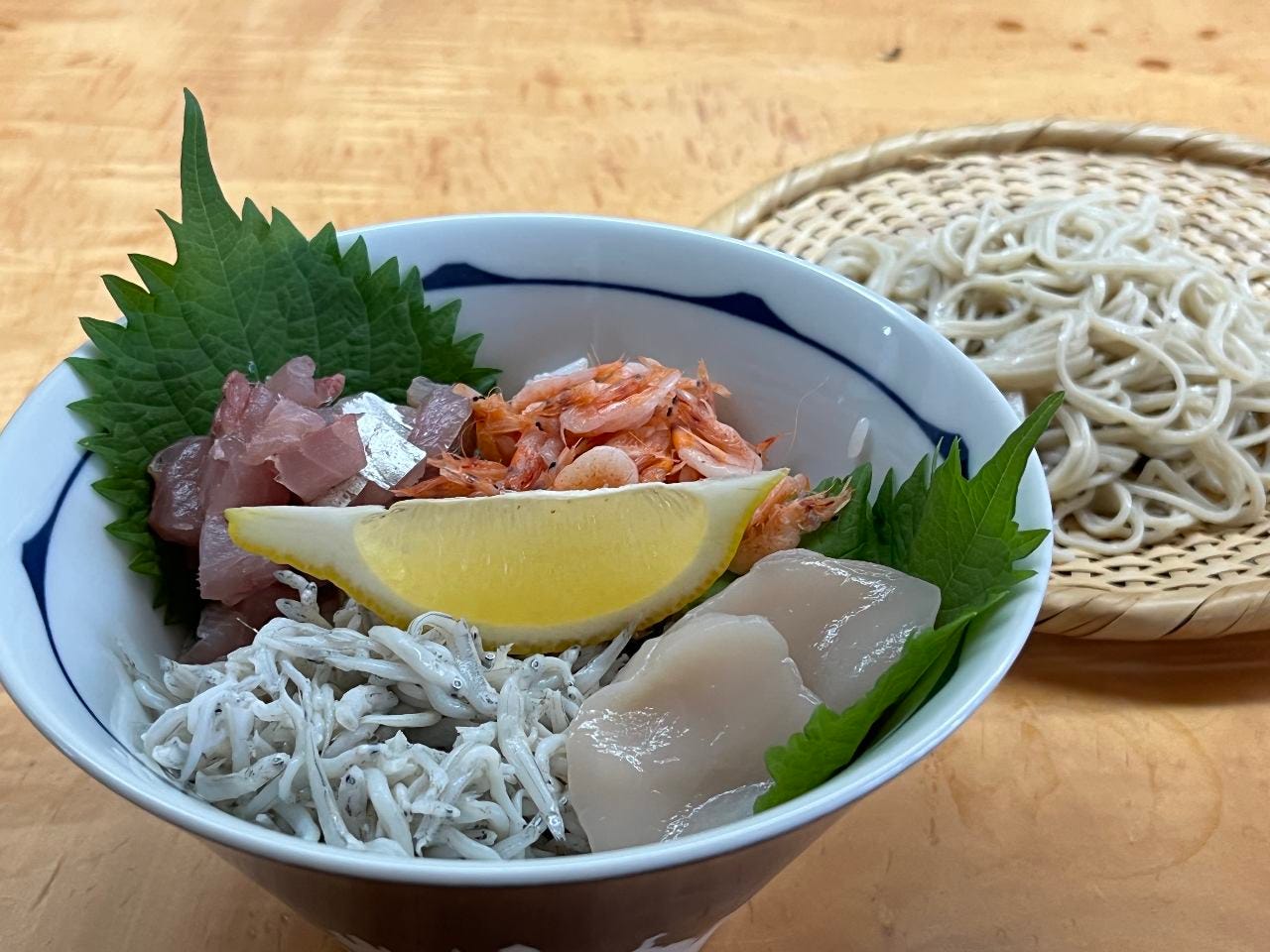 駿河丼セット。鯵、帆立、しらす、桜海老のコラボレーション。