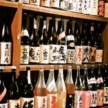 ズラリと並ぶ日本酒や焼酎は壮観。好みの味が発見できるかも♪