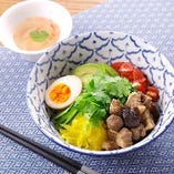 台湾の人気グルメ・魯肉飯（ルーローハン）。セット・単品