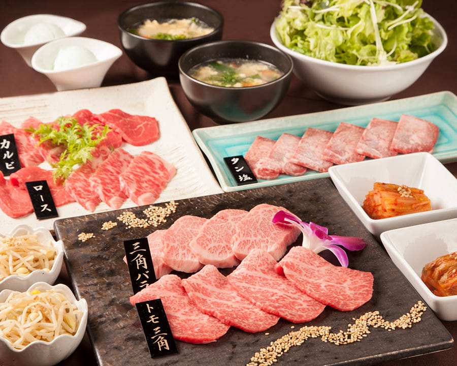 門前仲町の焼肉『焼肉 ドラゴン』の内観・料理