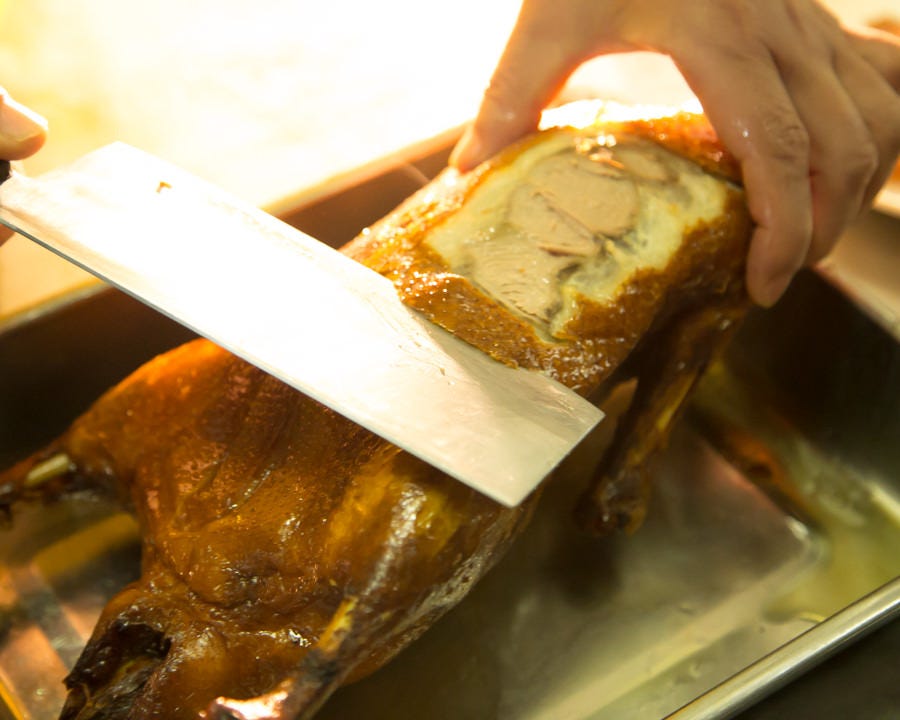 秘伝のレシピで皮をパリパリに焼き上げた北京ダックも食べ放題！