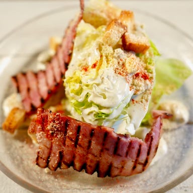 Piccole Lampare & rooftop sky bar_アイスバーグサラダ、グリルベーコンとゴルゴンゾーラソース