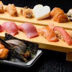 錦でお寿司をつまみながら宴会を楽しむ
