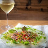 白ワインと相性抜群な”築地直送鮮魚”のカルパッチョ
