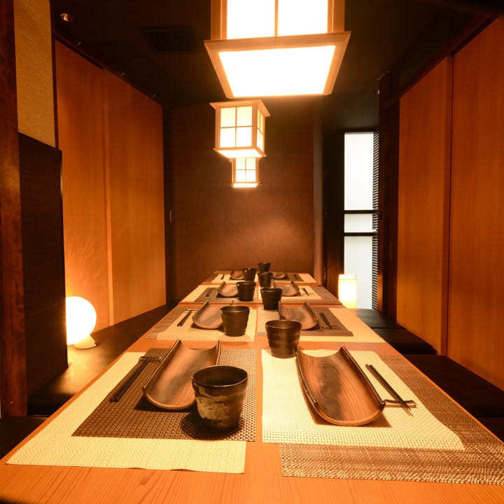 和風の設えで落ち着いた雰囲気の空間にテーブルセッティングされているうまかもん 大宮本店の店内