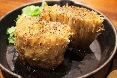 ドリンク原価提供居酒屋 Aji菜（アジサイ）浜松_本来なら上の部分を使うえのきですが
下の部分を使ってステーキに！！
食感を楽しんで頂けます♪