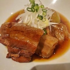 ドリンク原価提供居酒屋 Aji菜（アジサイ）浜松_丸ごと玉ねぎとやわらかポークの角煮