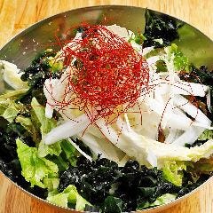 お肉と一緒にサラダやサンチュもお召し上がりください♪