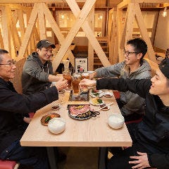 バラエティ豊かなお酒と美味しい焼肉で仲間と賑やかに乾杯♪