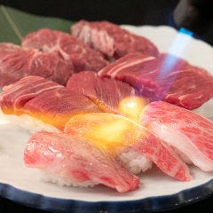 お客様の目の前で炙る自慢の肉寿司が味わえるコースも♪