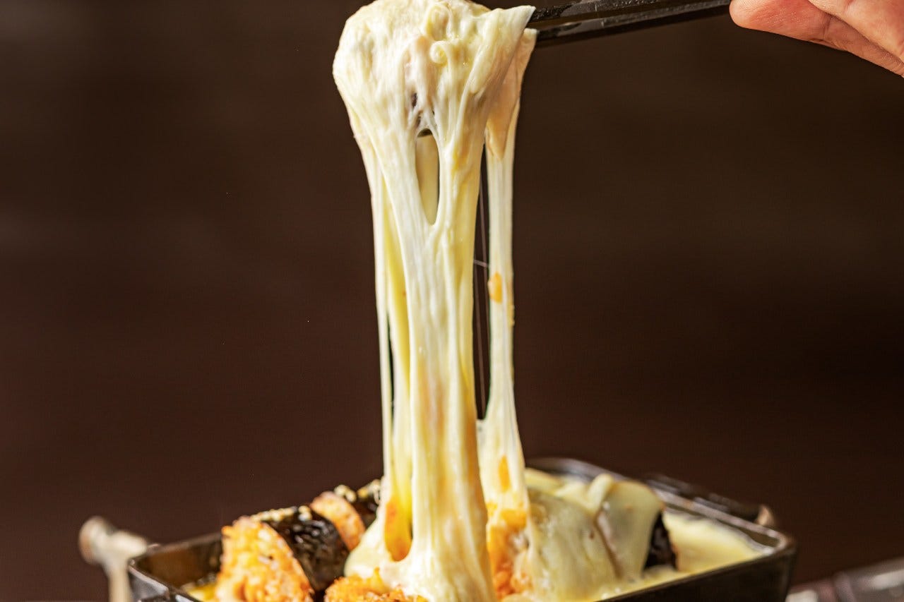 チーズキンパのチーズがとろりと伸びている