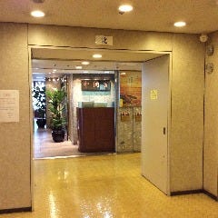 お車でお越しの際は、大阪駅前第3ビルの地下に市営の駐車場がございます。
※駐車料金はお客様のご負担となりますので、ご了承ください。（駐車料金30分/300円）