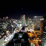 地上32階・大阪の大パノラマ
煌めく夜景を間近にお楽しみいただけます