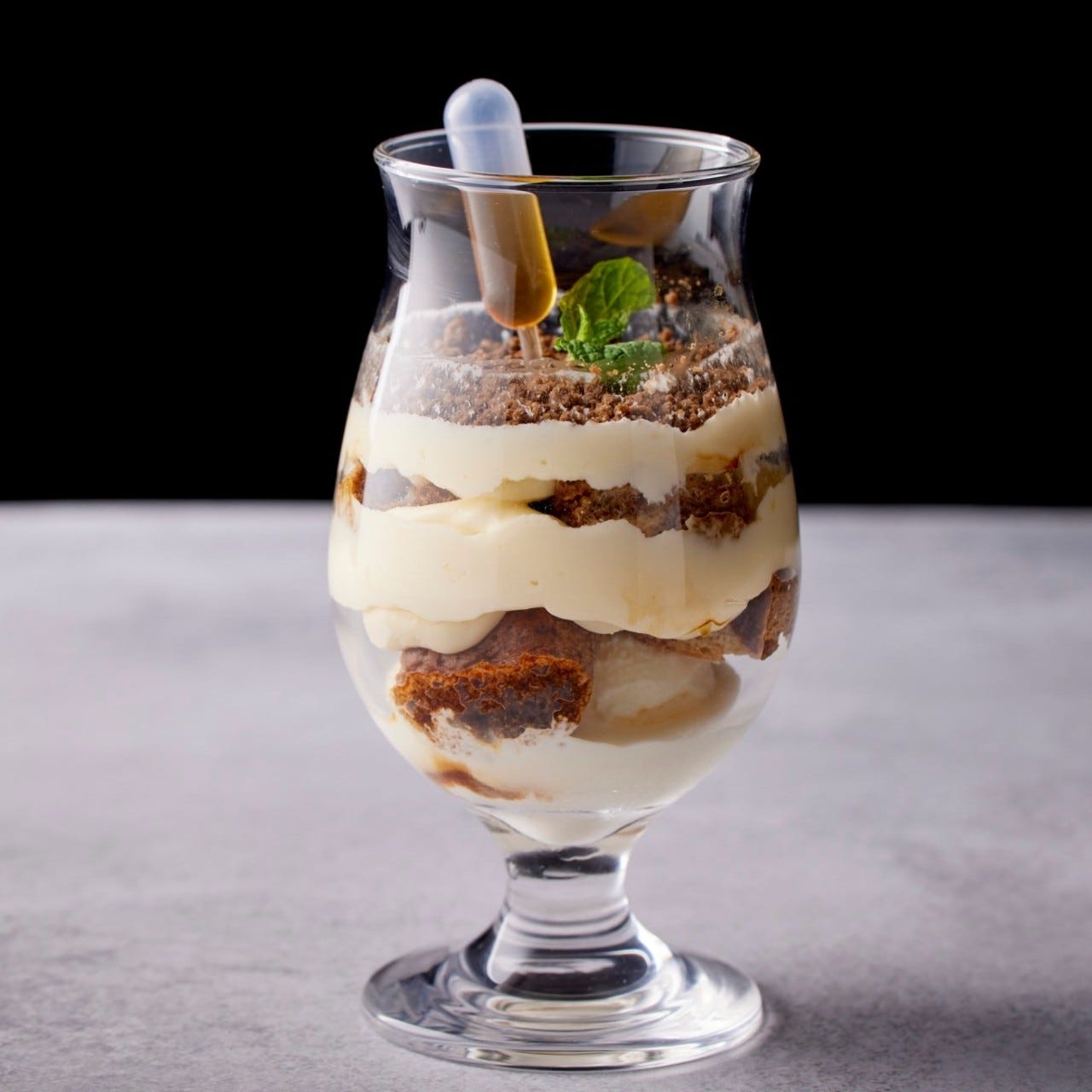 グラスに入ったマークマツオカグリル 中目黒の特製ティラミス