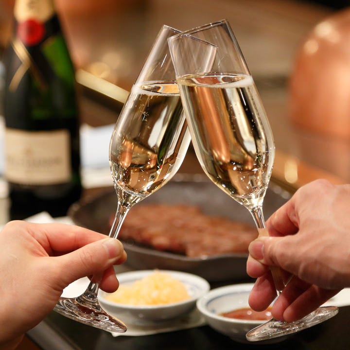 シャンパンと料理とともに優雅な時間をお過ごしください