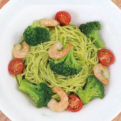 ブロッコリーとえび、トマトとジェノベーゼソースで和えられたパスタ