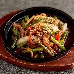 【個室居酒屋】 団欒 ～だんらん～ 仙台一番町店_牛バラ肉とニンニクの芽の鉄板プルコギ