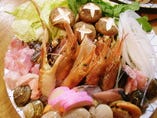 ◆魚介物と豚、鶏肉など具だくさんで人気のよせなべ！