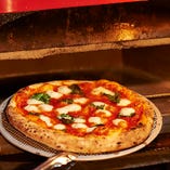 500℃の石窯で焼き上げるナポリピザは絶対に食べてほしい一品