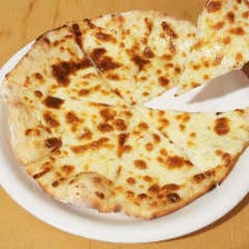 岩塩（がんえん）とチーズのピザ