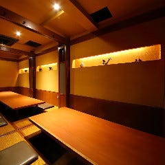 12名様までの中規模宴会に最適な個室もご用意しています