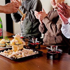 「ヨイショ♪」の掛け声でどんどんかけられていくカニ身は圧巻！