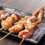 焼鳥は熊本の地鶏「天草大王」、岐阜県産「奥美濃古地鶏」を使用