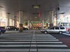 JR渋谷駅を出たらマークシティ方面への横断歩道を渡ってください。