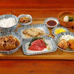 昼も夜も定食ご用意してます。 お食事だけでもご利用ください!