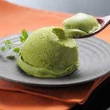 緑の抹茶アイス