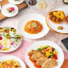 春の歓送迎会は、みんなで集まって楽しく乾杯！