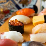 新鮮ネタで握るお寿司が大人気！おつまみやお食事に軽食にぴったりです