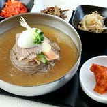みぞれスープの冷麺
【キムチ・ナムル2種・おでんポックム・サラダ付き】