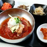 長寿韓スタイル　ビビン麺
【キムチ・ナムル2種・おでんポックム・サラダ付き】
