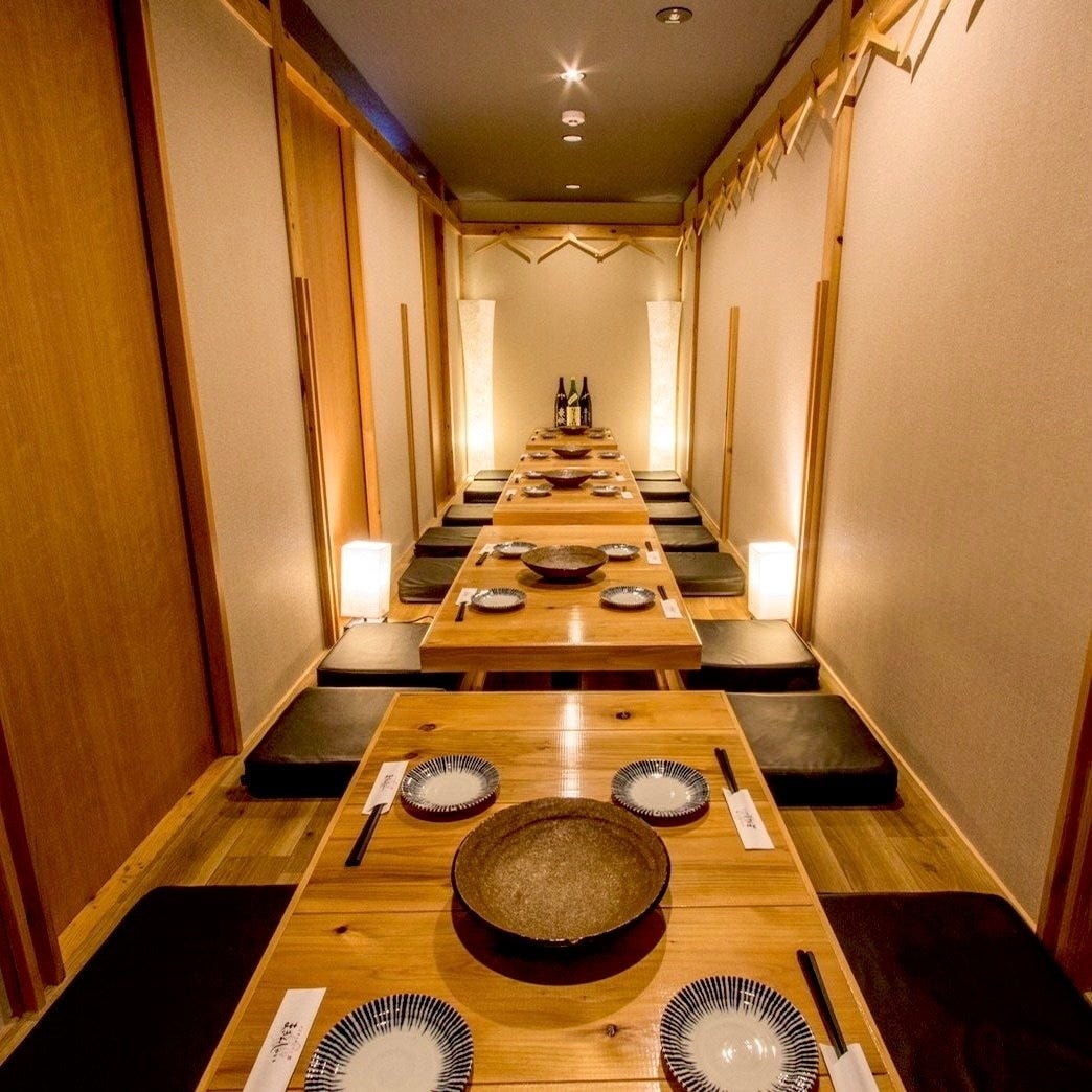 ナチュラルなテーブルと黒い座布団が並べられたお座敷席
