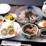 山かけざるそば・天ぷら・まぐろ造りが味わえる人気の青紅葉定食。