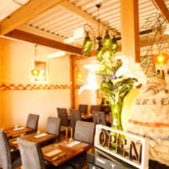 明るい店内でちょっと優雅にコースをお楽しみ下さい。