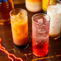 伝統的なカクテルなど300種ほどのお酒がご用意できる当店
