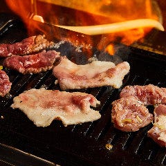 お肉の燻製効果を狙って有煙グリルにこだわる当店の絶品焼肉