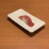 黒毛和牛サーロイン炙り寿司(1貫)　480円（税込528円）