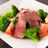 宮崎ハーブ牛を、水菜やブロッコリーなどのお野菜と一緒にいただく、ヘルシーかつ満足度抜群のサラダ