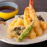 海老や季節の野菜の天ぷら盛り合わせ。アツアツのうちにどうぞ