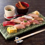 大人気の地魚ランチは、お寿司9貫に卵焼・吸物・茶碗蒸しがついたお得なセットです