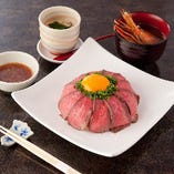 宮崎産ハーブ牛をローストビーフ仕立てにした、ランチタイム限定の炙り和牛丼